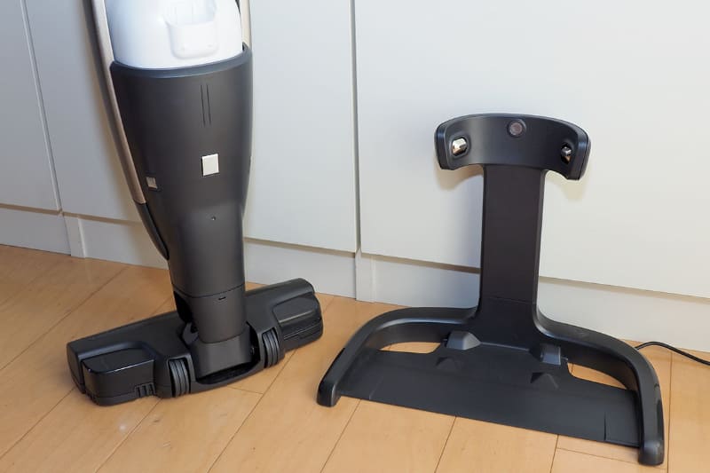 クリーナー背面と充電ステーションにはマグネットがあり、このマグネットにより安定的に収納・充電