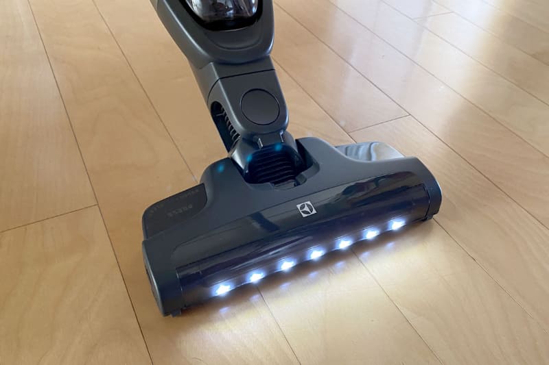 ブラシロールクリーンフロアノズルの前方にはLEDライトがあり、見えづらい小さなゴミを発見しつつの掃除ができます。クローゼット内などの暗めの場所の掃除にも非常に便利