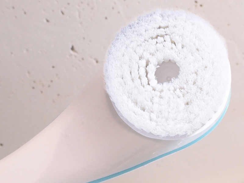 回転式ブラシで簡単に泡立つという