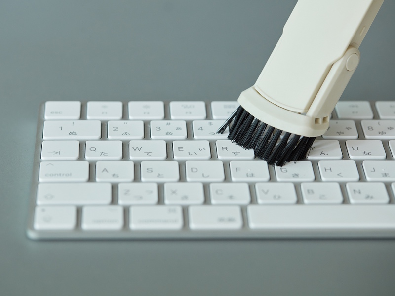 隙間掃除に役立つブラシ付きの2WAYノズルが付属