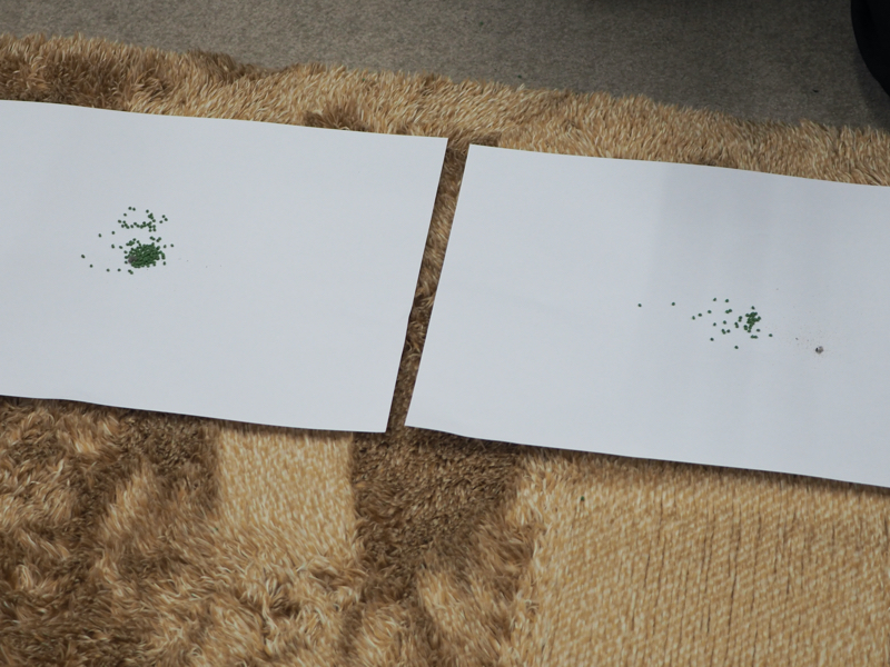 従来機種で掃除した後に、新機種「EC-SR5」で掃除すると、右側のようにビーズをかき出して吸い取ることが分かる