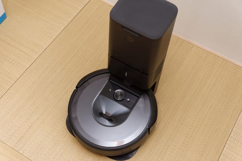 ルンバ i7+のクリーンべースは大容量の紙パックを内蔵することもあって、ボディ自体が大きめ