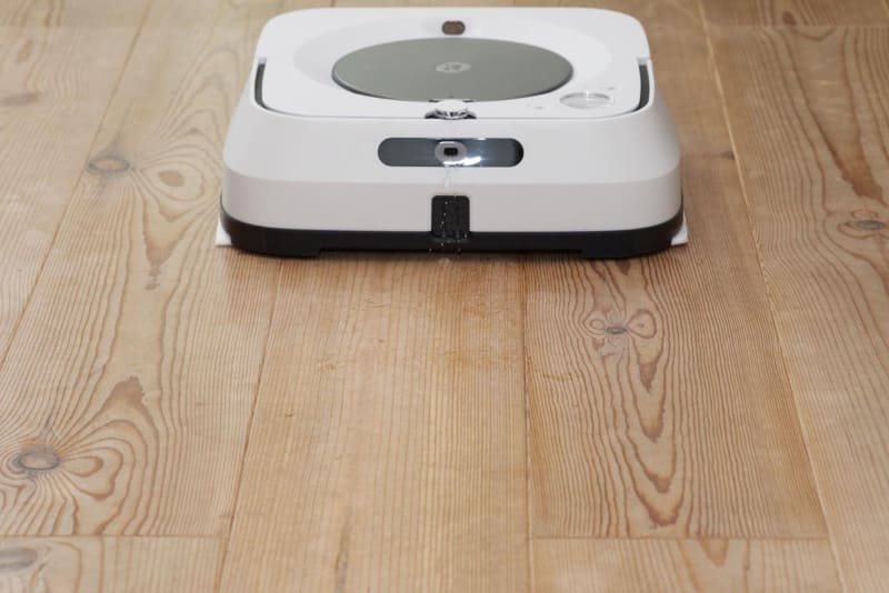 前方から水を噴出して床拭き