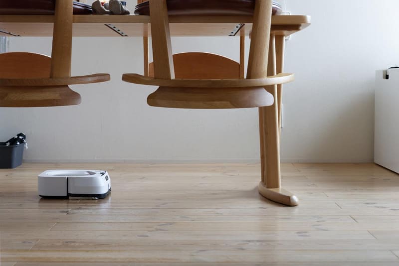 ダイニングテーブルの下をきれいにしてくれるブラーバ