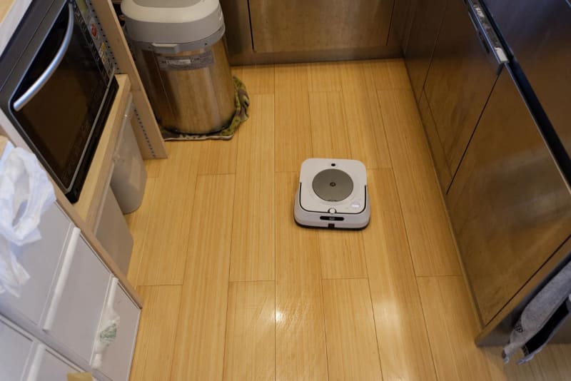 キッチンの床もしっかり拭いてくれる
