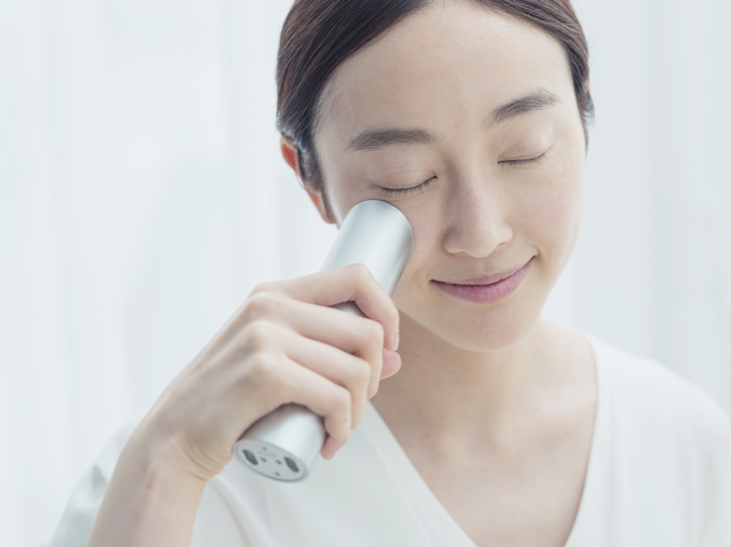 本機を肌に軽く押し当ててゆっくり動かし美容液をなじませていく