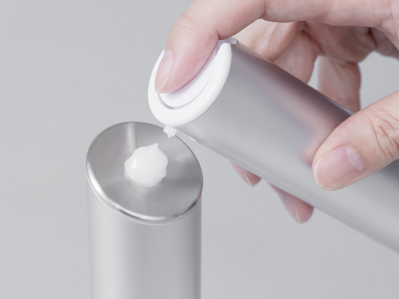 専用美容液を本機のヘッド部にのせて電源ONにする