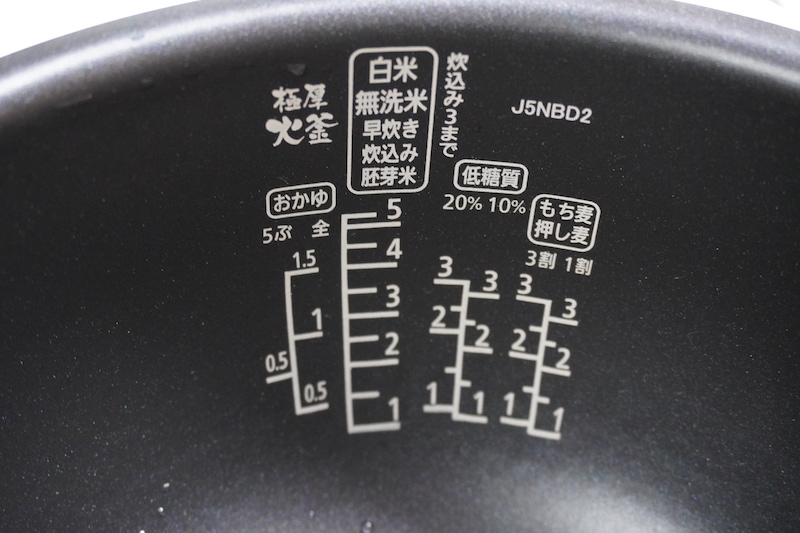 「低糖質」の水位線は、通常の白米よりも高くなっている