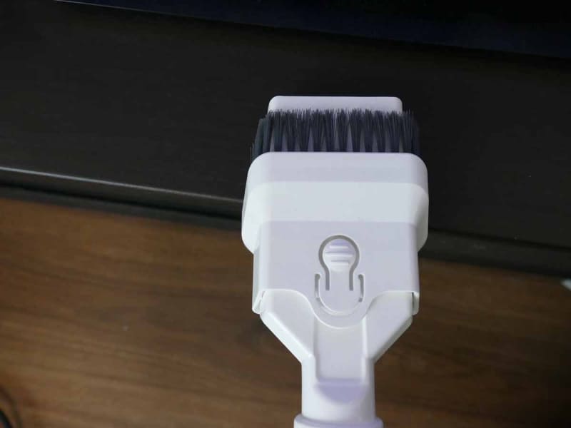ブラシ部は上に動かすことができ、ブラシのない吸い口の大きなヘッドとしても使える