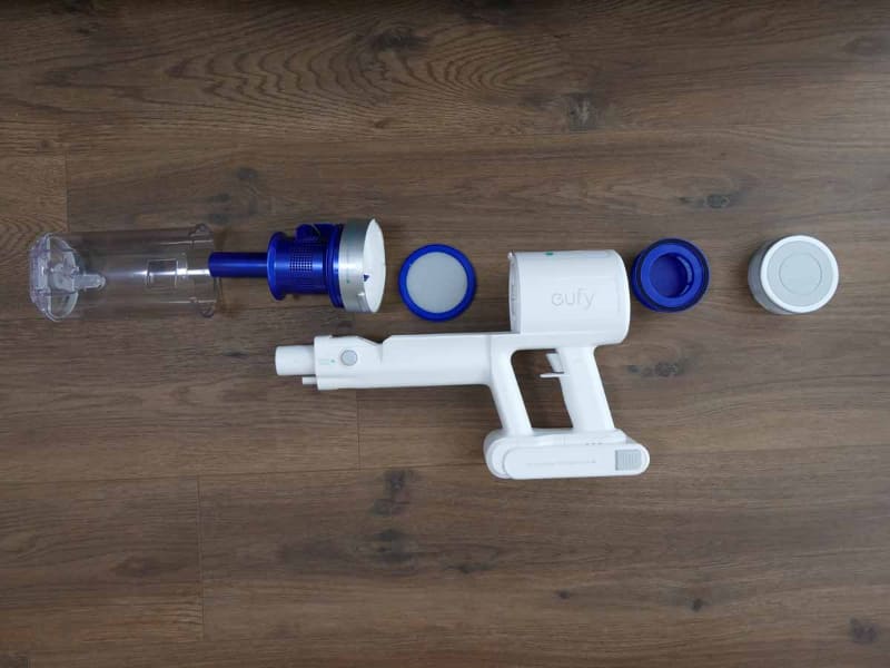 ダスト容器(左2つ)とフィルター(右2つ)は水洗いできる