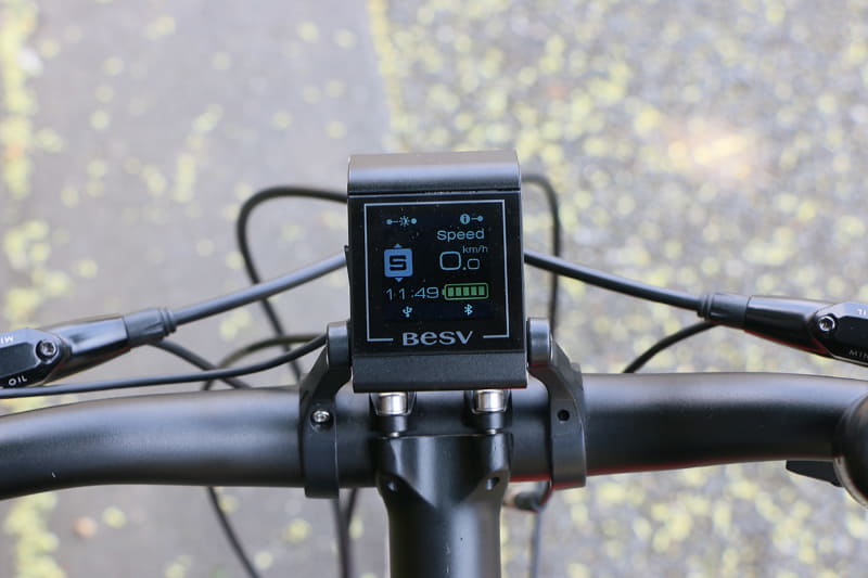 2020年モデルからは小型のカラーディスプレイを採用。スマートモードを含む4つの走行モードが選べます