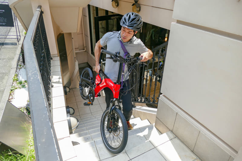 e-bikeとしては車体が軽いので、ちょっとした階段を持ち上げて上らなければならないような場面でも負担が少なくて済みます