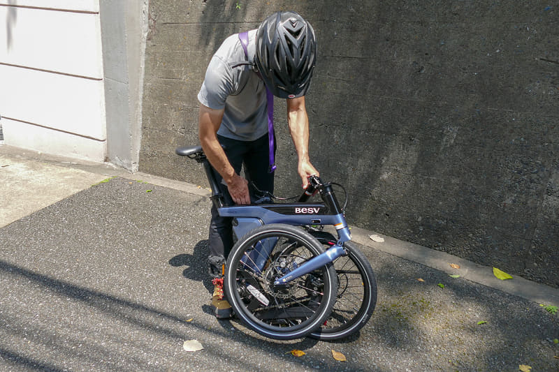 ハンドルも根本から折り畳める機構で、だいぶコンパクトになります