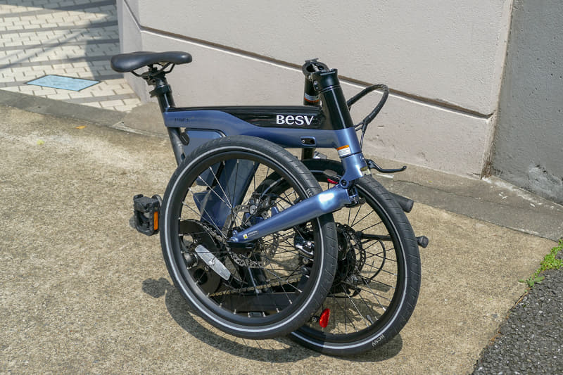 最後にシートポストを下げれば完了。折り畳み時のサイズは840×770×340mm