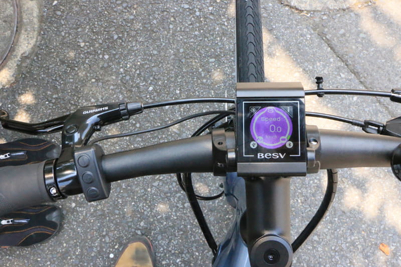 カラー液晶のディスプレイは、色でアシストモードを表現。スマートモードにももちろん対応しています