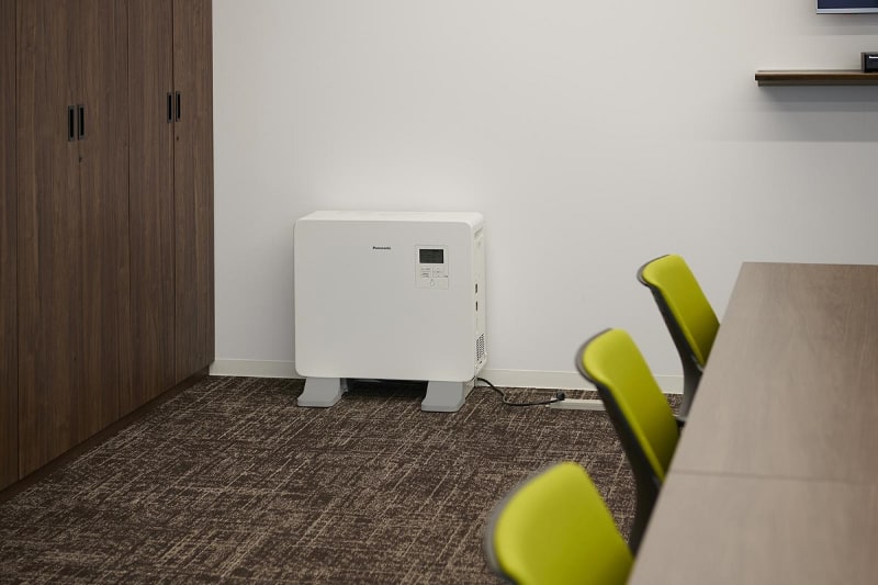 キャスター付きなので、設置場所まで運んだあとは固定スタンドを使って設置できる