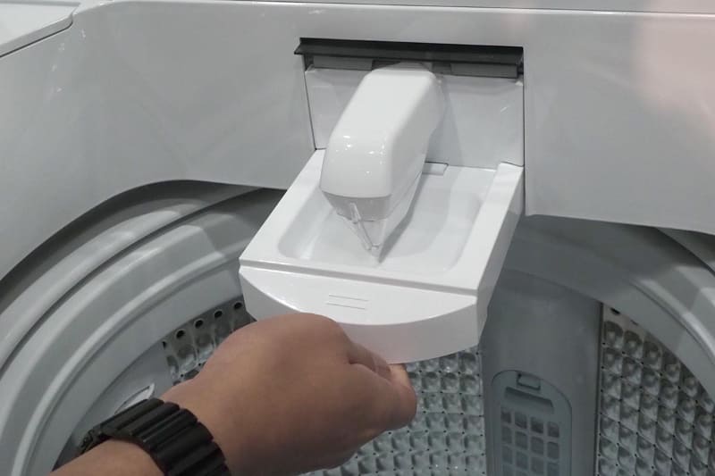 らくらく SONICは、中央のトレイを引き出して使用