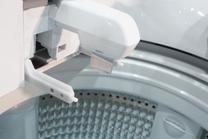 左が液体洗剤、右が柔軟剤の投入口