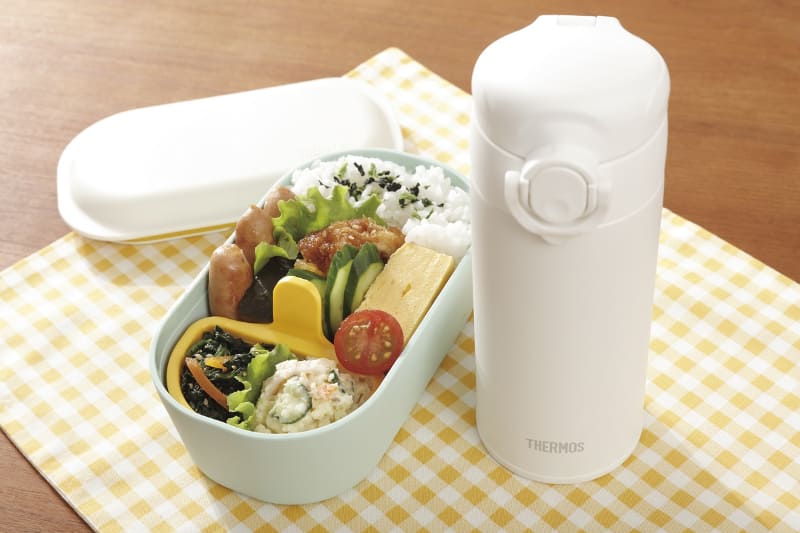 今回はホワイトとブラックのみ。シンプルで飽きのこないデザインだ