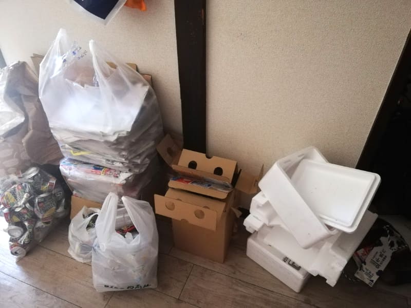 夫婦完全テレワーク、3食家で食べる生活で、段ボールや発泡スチロールが床を占拠するようになった