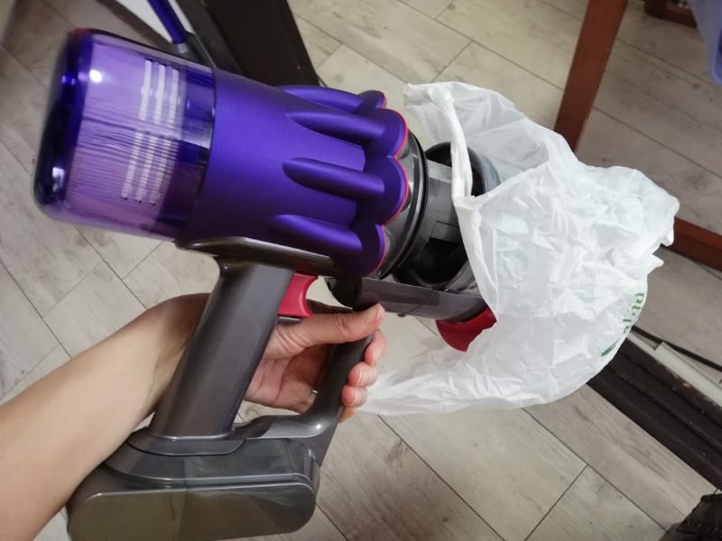 溜まったゴミはレジ袋に簡単に移せた