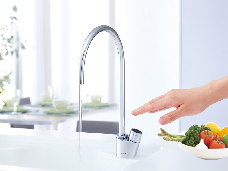 触れずに水栓操作できる浄水器「i-Aqua」