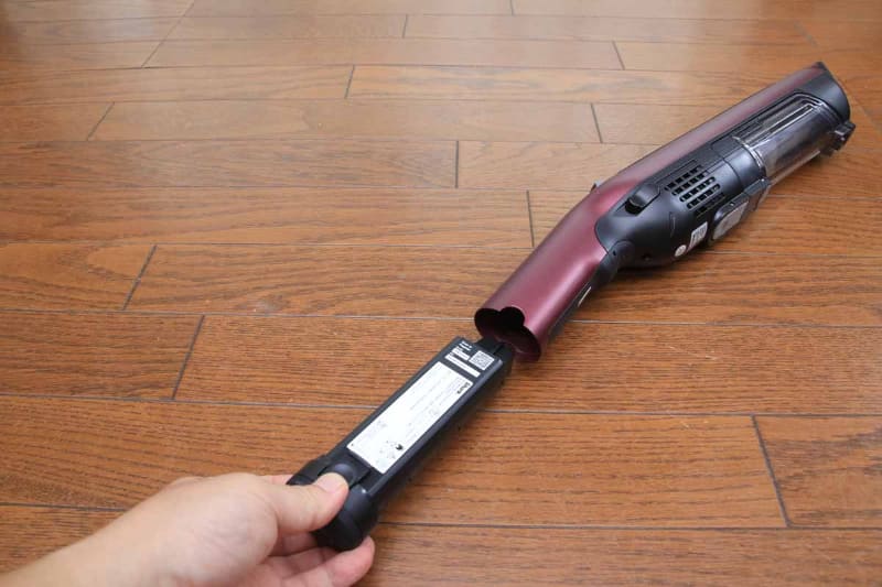 バッテリーは本体グリップに内蔵。あとから買い足しもできる
