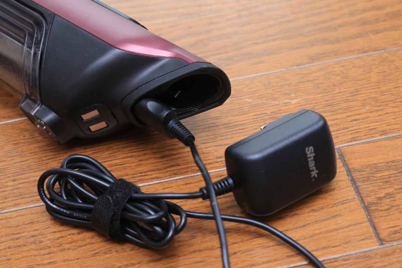 スタンドに立て掛けると自動的に充電が始まる。また、通常はスタンドに接続するACアダプターを、本体に接続することでも充電可能。キャンプのときなどに便利だ