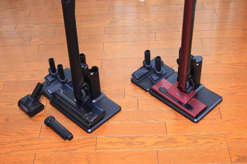 左側の掃除機がマルチフロア用。掃除機前にあるミニモーターヘッドは、ソファーや布団などの掃除に使う。もう1つは、予備のバッテリー。本体に差し込んでいるバッテリーと併せて2本付属