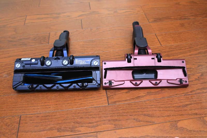 どちらのヘッドも前進専用の構造になっている。吸い込み口の後ろにはブラシが付いているため、ヘッドをバックさせた場合はゴミを吸わずに手前に集める構造だ