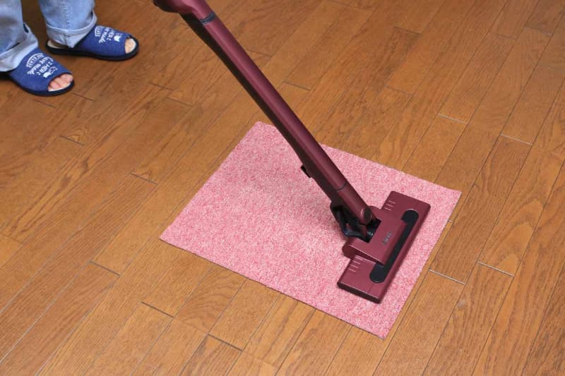回転ブラシを持っていないと、じゅうたんの奥に入ってしまったゴミを取り除くのは難しい