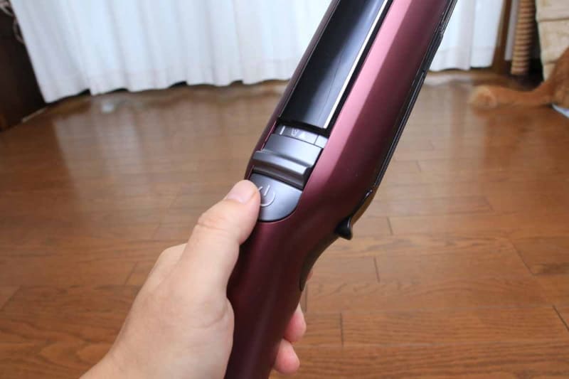 通常の電源スイッチ。グリップを握るとちょうど親指があたる箇所にある。