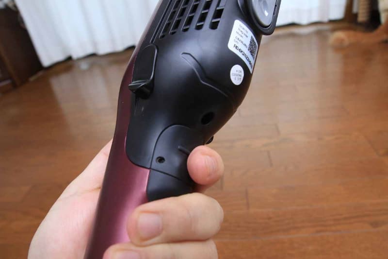 ハイパワーボタンは電源スイッチの裏側。普通に持つとちょうどボタンに指がかからない場所にある。意識して持てば指元にハイパワーボタンを持ってこられる設計