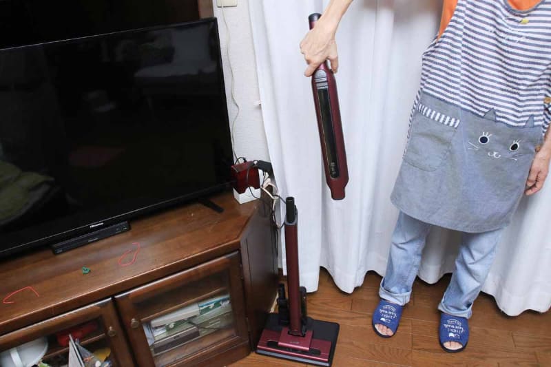 スタンドに置いたまま、左右のスライドスイッチを引いた状態で引き上げるとハンディに早変わり