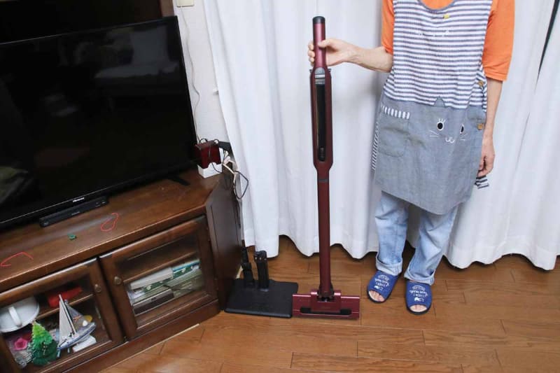 グリップを普通に持って引き上げれば、スティック掃除機に