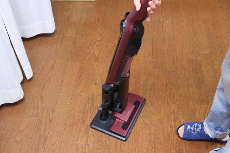 スタンドに片付けられる先端ツールを使うには、本体をツールに差し込むだけ。片手でツールをチェンジできる便利さ