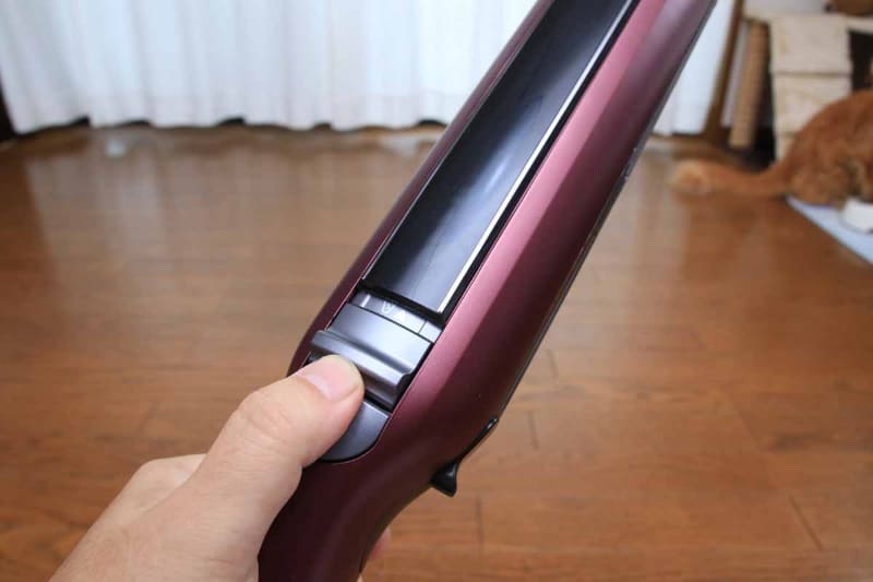 ゴミ捨ては電源ボタンの上にあるスライドを、吸引口側にスライドさせる