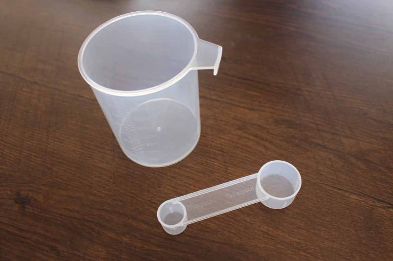 ドライイーストは、小スプーンすりきり1杯で3gだが、食パンに必要な量は2.7g、糖質オフパンは2.5gなので、そこから目分量で引かなければならない