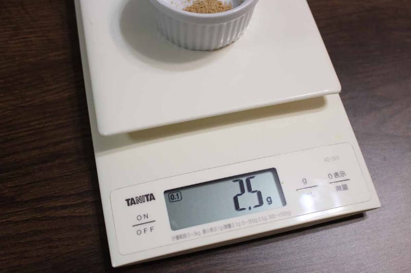 正確に作るなら、0.1g単位で軽量できる量りを使ったほうが安心だ