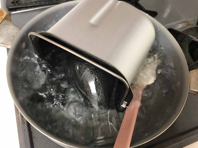 筆者が以前からやっていた方法で、パンケースとパン羽根、出来上がった甘酒を入れる容器、ゴムベラを煮沸したが……熱湯をかけるだけでもよかったかも(笑)。