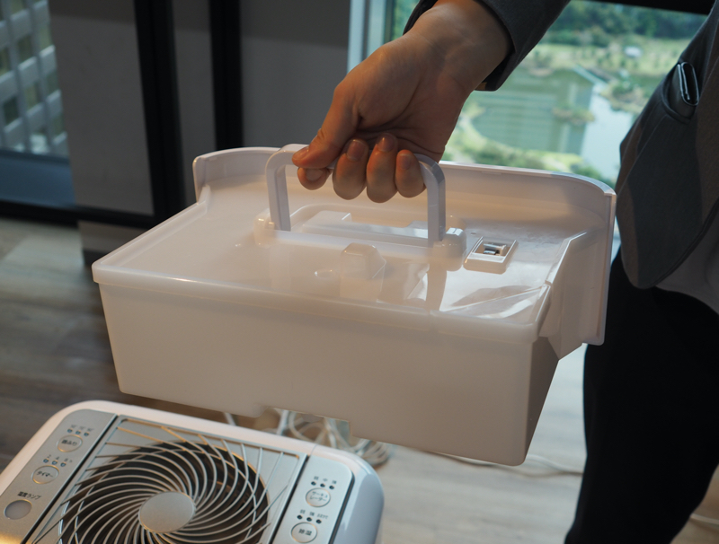 排水タンクに取っ手が付き、簡単に持ち運べるようになった