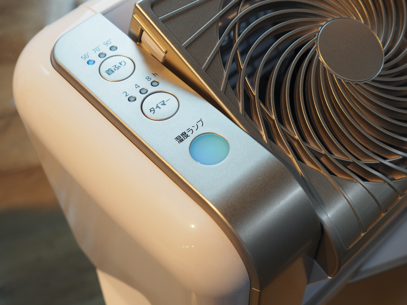 操作パネル部に湿度ナビランプを配置。空気中の水分量を3段階の色で表示する