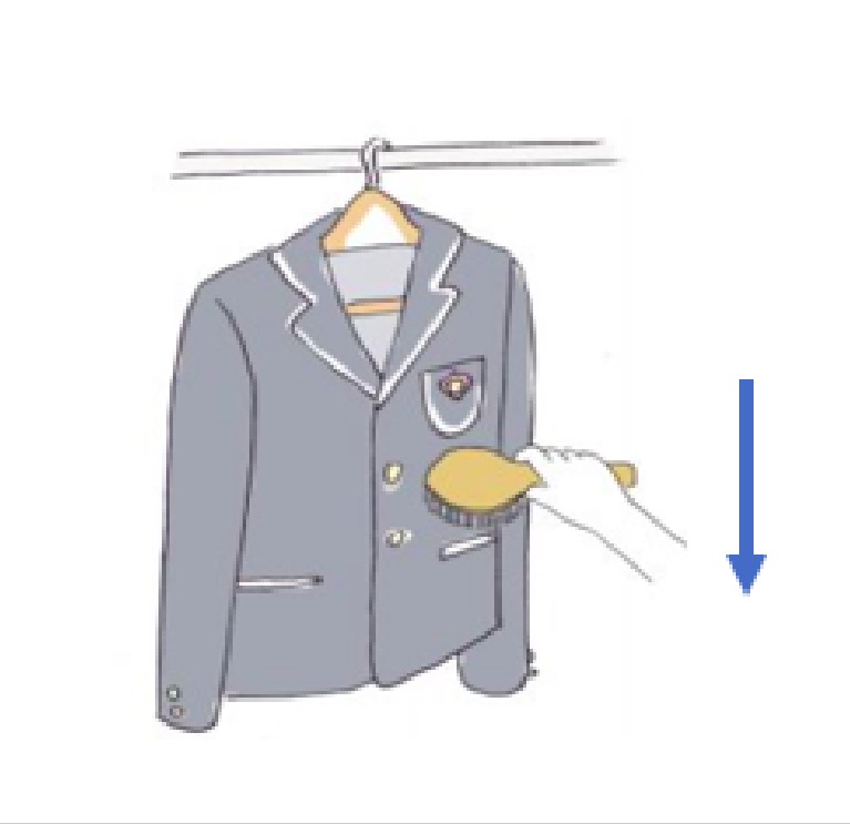 全体に洋服用ブラシをかけて、ホコリを払っておく