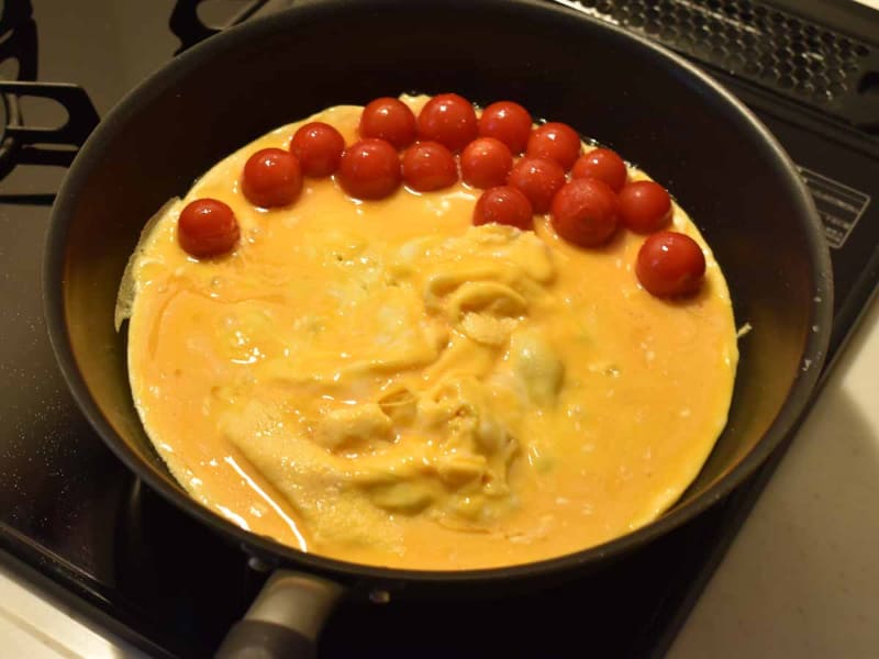 すぐに混ぜず、大きめのスクランブルエッグを作ります