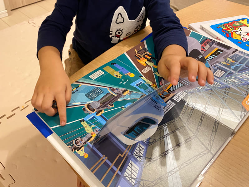 はっけんずかん でんしゃ・しんかんせんの仕掛けには夢中です