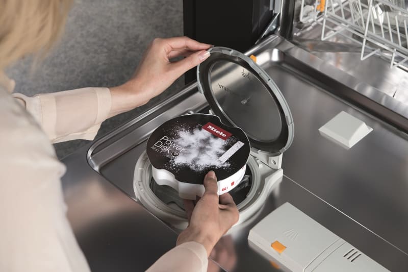 自動洗剤投入システム「AutoDos」。専用洗剤「PowerDisk」を使用する