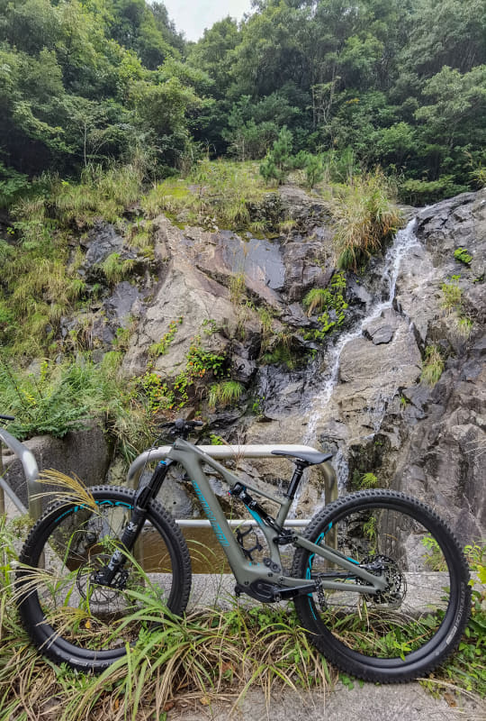 ダウンヒルの途中で立ち寄った滝
