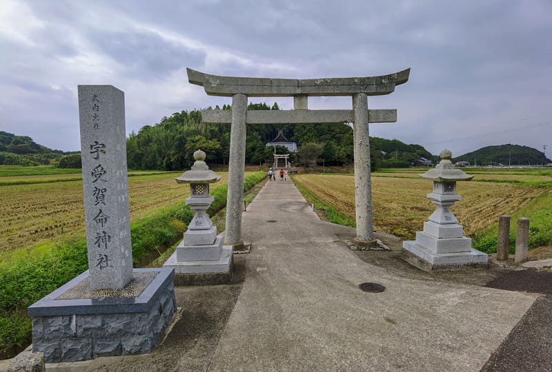 周辺で地元の人や神主さんに会えず。他地に見えない当神社独自の神を祀っているそう