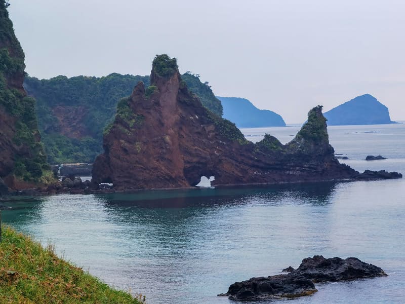 こちらも通天橋のように浸食で溶岩がえぐられています