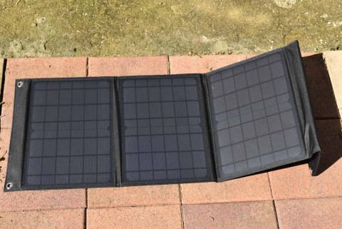15,000円の小さな折り畳みソーラーパネルは実用的? 最大出力30W「EP ...